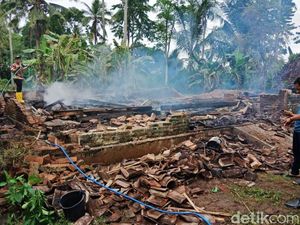 Seorang Anak di Banyuwangi Bakar Rumah Orang Tuanya Seorang Anak di Banyuwangi Bakar Rumah Orang Tuanya