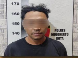 Penganiaya Pebinor di Teras Minimarket Mojokerto Ditangkap Penganiaya Pebinor di Teras Minimarket Mojokerto Ditangkap