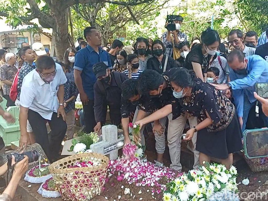 Isak Tangis Keluarga Iringi Pemakaman PNS Semarang Korban Pembunuhan