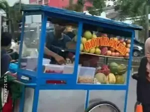 Bikin Ngakak! 10 Pedagang Makanan Ini Salah Pakai Gerobak Saat Jualan Bikin Ngakak! 10 Pedagang Makanan Ini Salah Pakai Gerobak Saat Jualan