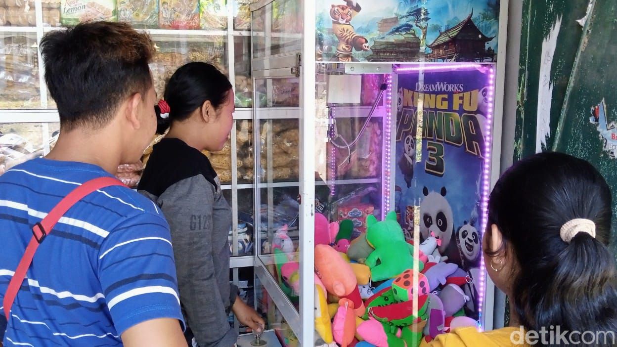 Permainan capit boneka di Kabupaten Purworejo, Kamis (22/9/2022).