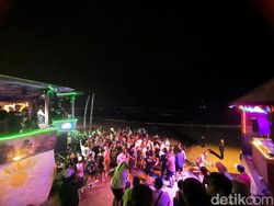 Turis di Canggu Mah Bebas, Tidur Berbikini di Pantai Juga Aman...