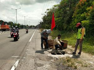 Jadi Biang Kecelakaan Maut, Lubang di Bahu Jalan Jogja-Solo Ini Ditambal