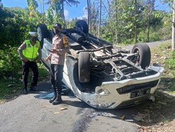 Mobil Berpenumpang 6 Mahasiswa Terbalik di Jalur Tigawasa Buleleng