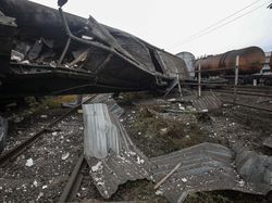 Potret Kereta Barang yang Hancur Dirudal Rusia