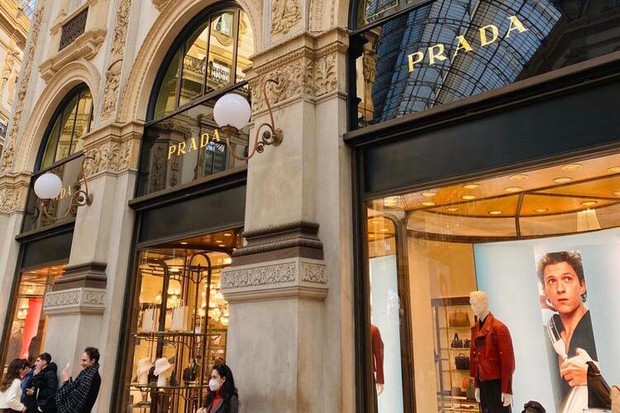 Prada Prada merupakan salah satu luxury brand asal Italia