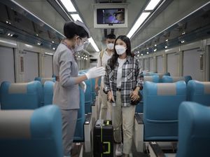 Di Balik Nyamannya Pelayanan KAI, Ada Petugas yang Siap Melayani