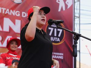 Momen Viral Puan Maharani Bagi-bagi Kaus ke Warga, Ini Penjelasan PDIP