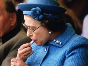 Membaca Kode Rahasia Ratu Elizabeth dari Pulasan Liptsik