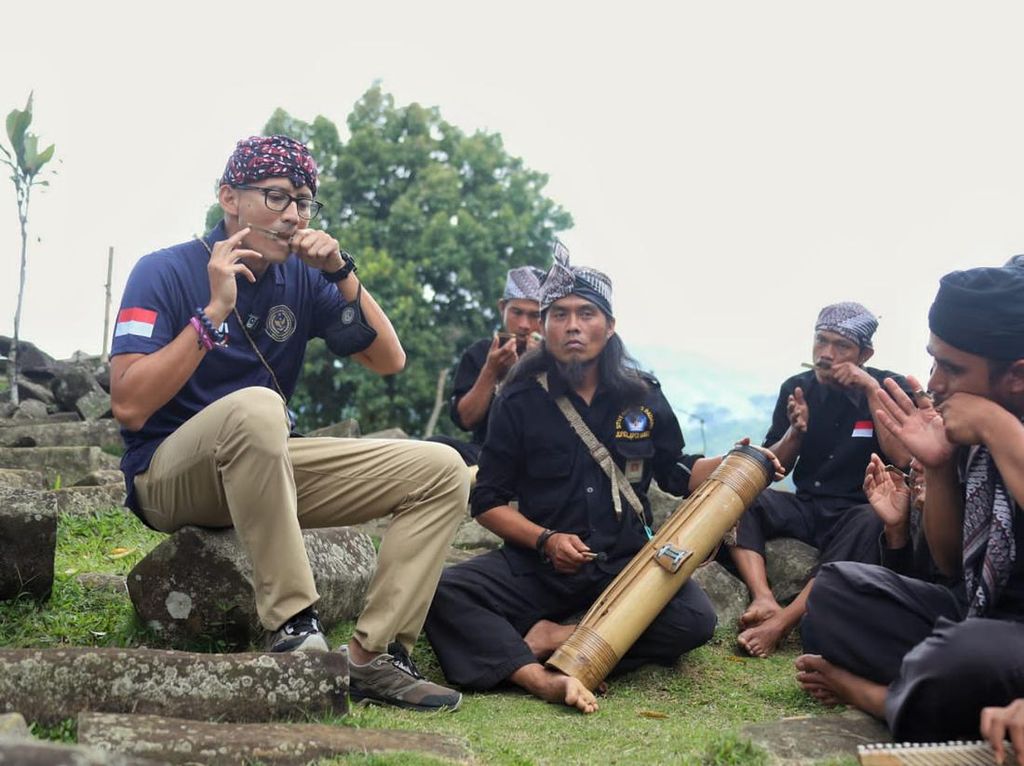 Sandiaga Ajak Grup Musik Tradisional Karinding Tampil di ADWI 2022