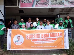 Relawan UKM Sahabat Sandi Bagikan Voucher BBM Murah ke Ojol di Makassar