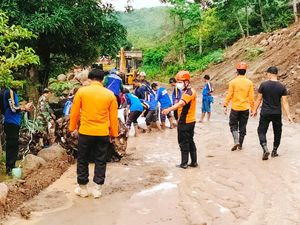 Alat Berat Bersihkan Material Longsor yang Tutup Akses Jalan di Parepare