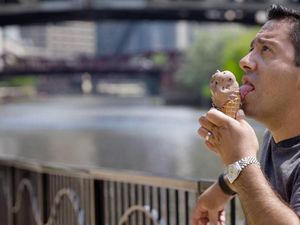 Tolak Permintaan Mertua untuk Jilat Es Krim, Pria Ini Kena Marah