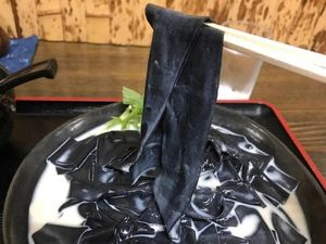 Slurpp! Udon Hitam Mirip Sabuk Karate Ini Dipadu Kuah Kari Slurpp! Udon Hitam Mirip Sabuk Karate Ini Dipadu Kuah Kari