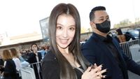 Gaya Sana TWICE di Milan Curi Perhatian