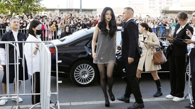 MILAN, ITALY - SEPTEMBER 22: Kim Tae-ri is seen arriving at the Prada Fashion Show during the Milan Fashion Week Womenswear Spring/Summer 2023 on September 22, 2022 in Milan, Italy. (Photo by Tristan Fewings/Getty Images)