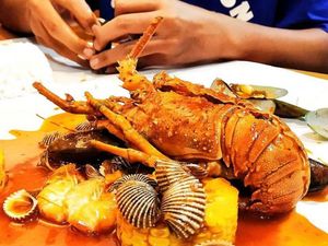 5 Seafood Gaya Louisiana yang Dituang di Meja, Gurih Mantap!