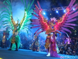 Melihat Kemeriahan Kudus Fashion Art, Ribuan Warga Padati Alun-alun
