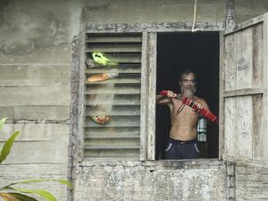 Kisah Ahok, Pertahankan Budaya Dayak Melalui Mandau