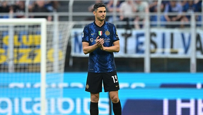 MILAN, ITALY - MAY 22: Andrea Ranocchia of FC Internazionale looks on during the Serie A match between FC Internazionale and UC Sampdoria at Stadio Giuseppe Meazza on May 22, 2022 in Milan, Italy. (Photo by Mattia Ozbot - Inter/Inter via Getty Images)