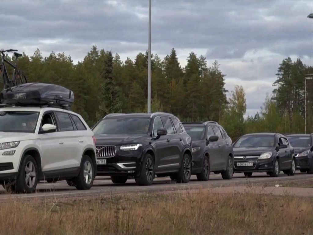 Penampakan Antrean Panjang Warga Tinggalkan Rusia di Perbatasan