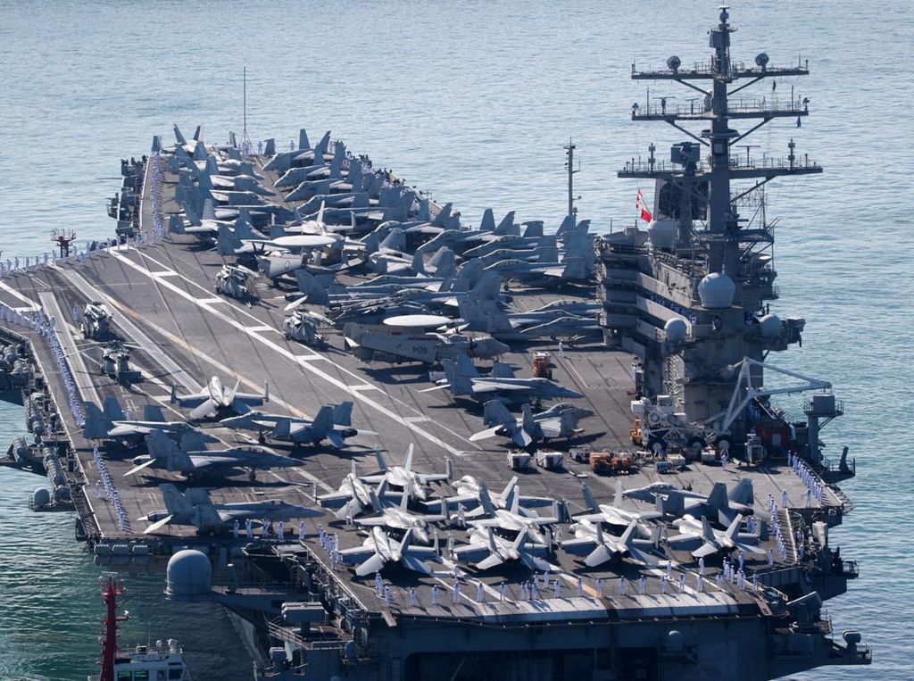Penampakan Kapal Induk USS Ronald Reagan Bersandar di Korea Selatan