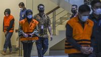 Berbaju Tahanan, Ini Para Tersangka dalam OTT KPK di MA