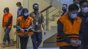 Berbaju Tahanan, Ini Para Tersangka dalam OTT KPK di MA