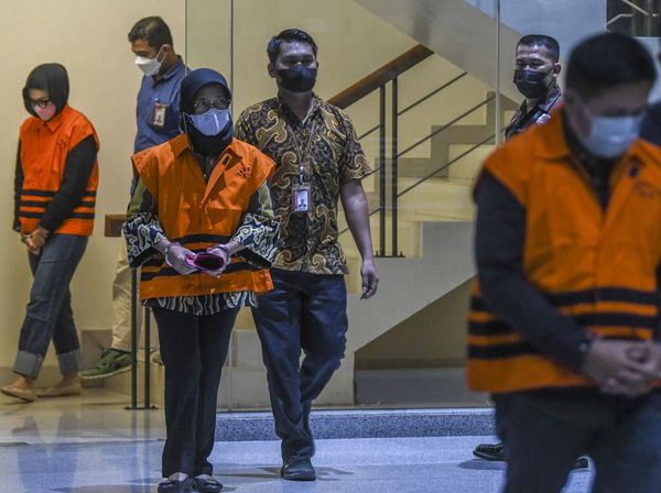 Berbaju Tahanan, Ini Para Tersangka dalam OTT KPK di MA