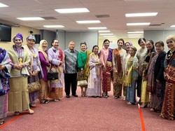 Berkain dan Berkebaya sebagai Jati Diri Wanita Indonesia