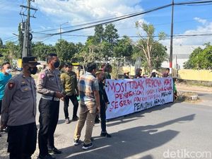 HMI Geruduk Kejari Gresik Pertanyakan Kasus Pria Nikahi Domba