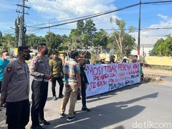 HMI Geruduk Kejari Gresik Pertanyakan Kasus Pria Nikahi Domba