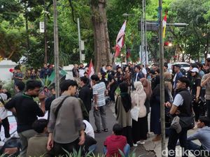 Aksi Mahasiswa Bandung Tolak Kenaikan BBM, Singgung Kinerja Walkot