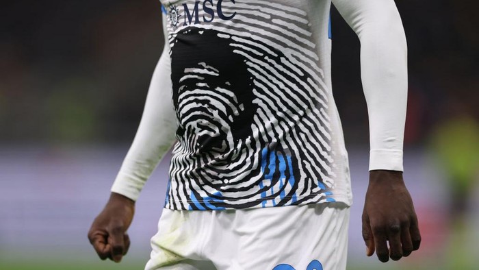 MILAN, ITALY - NOVEMBER 21: The image of the late Diego Armando Maradona stylized on the front of the jersey of Kalidou Koulibaly of SSC Napoli during the Serie A match between FC Internazionale and SSC Napoli at Stadio Giuseppe Meazza on November 21, 2021 in Milan, Italy. (Photo by Jonathan Moscrop/Getty Images)