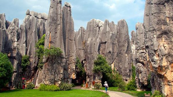 Eksotika Hutan Batu di Dataran China yang Memukau