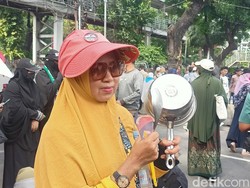 Emak-emak Bawa Panci Ikut Aksi 2309, Suarakan Kena Dampak BBM Naik