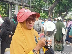Emak-emak Bawa Panci Ikut Aksi 2309, Suarakan Kena Dampak BBM Naik Emak-emak Bawa Panci Ikut Aksi 2309, Suarakan Kena Dampak BBM Naik