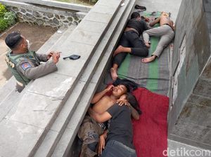 4 Anak Punk yang Tinggal di Gapura Naga Giri Gresik Diciduk Satpol