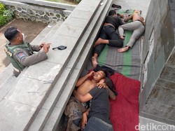 4 Anak Punk yang Tinggal di Gapura Naga Giri Gresik Diciduk Satpol