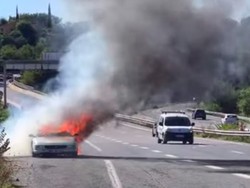 Apes! Konsumen Test Drive Ferrari Jadul Malah Terbakar