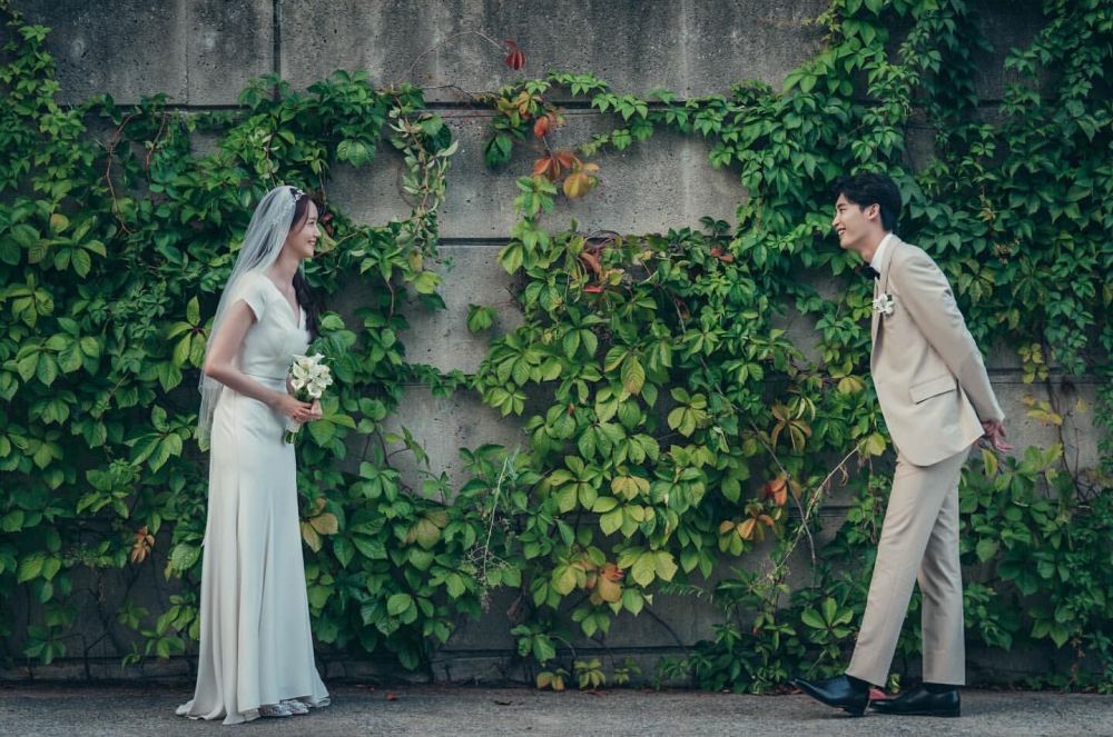 6 Foto Bahagia 'Pernikahan' Yoona SNSD & Lee Jong Suk bak Pengantin Baru