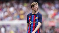 Frenkie de Jong rutin mengalami rotasi di Barcelona musim ini. Ia tak selalu menjadi starter meski selalu dimainkan dalam 8 laga. Ia juga tetap diandalkan Timnas Belanda, meski pelatih Louis van Gaal mengkhawatirkan menit bermainnya. Foto: Getty Images/Soccrates Images