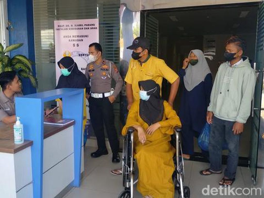Keluar RS, Ibu Bayi Kembar Siam 2 Kepala 1 Badan Diantar Polisi ke Padang