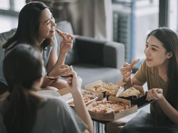 Diundang ke Rumah Teman, Wanita Ini Tak Terima Harus Bayar Makan Sendiri
