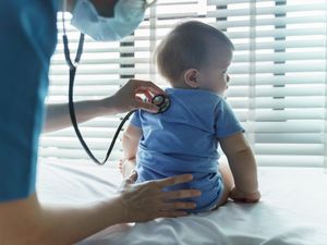 10 Tanda-tanda Pneumonia, pada Bayi Kerap Disangka Flu