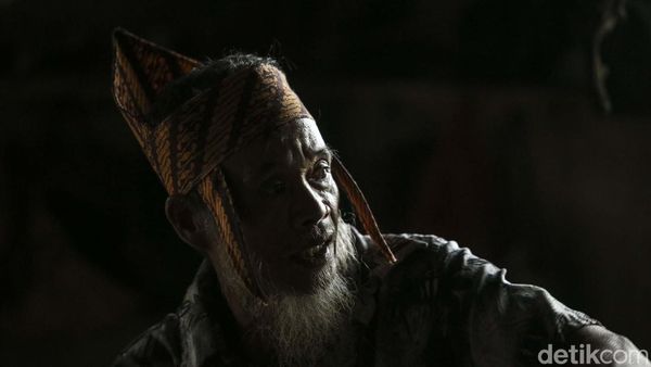 Mengenal Ahok, Sang Pembuat Mandau Dayak