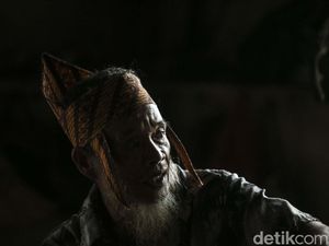 Mengenal Ahok, Sang Pembuat Mandau Dayak