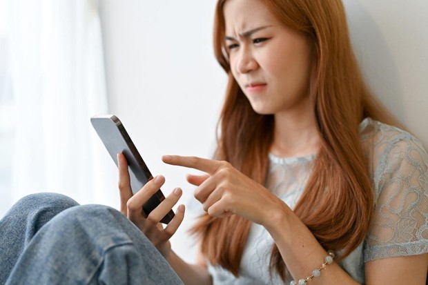 Tidak ada yang lebih baik dari beristirahat dahulu ketika perasaan dengki muncul terhadap orang-orang di media sosial.