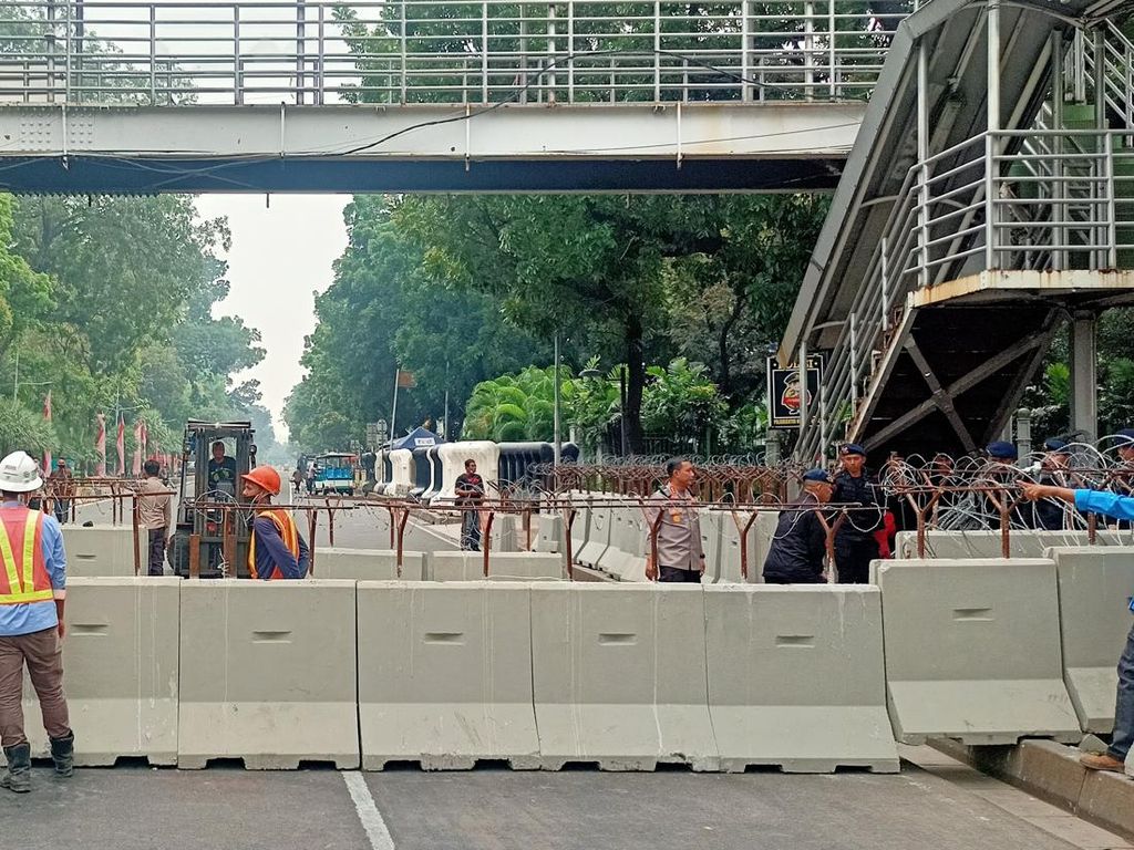 Jalan Medan Merdeka Barat Jakpus Ditutup Jelang Aksi 2309