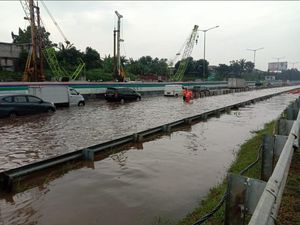 Sempat Ditutup karena Banjir, Tol BSD Km 8 Sudah Dibuka Lagi Sempat Ditutup karena Banjir, Tol BSD Km 8 Sudah Dibuka Lagi